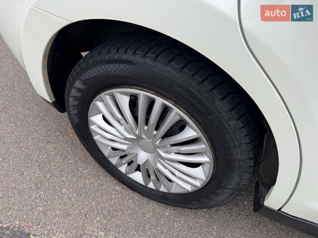 Белый Ниссан Тиида, объемом двигателя 1.5 л и пробегом 91 тыс. км за 7499 $, фото 16 на Automoto.ua