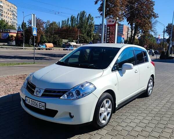 Белый Ниссан Тиида, объемом двигателя 1.5 л и пробегом 65 тыс. км за 8500 $, фото 4 на Automoto.ua