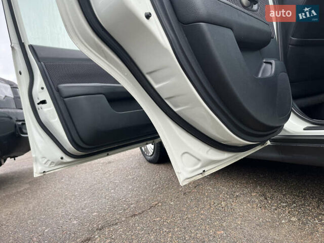 Белый Ниссан Тиида, объемом двигателя 1.5 л и пробегом 91 тыс. км за 7499 $, фото 4 на Automoto.ua
