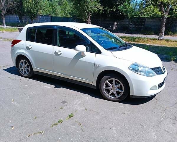 Белый Ниссан Тиида, объемом двигателя 1.5 л и пробегом 96 тыс. км за 7000 $, фото 6 на Automoto.ua