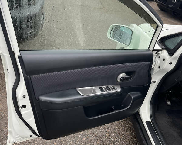 Белый Ниссан Тиида, объемом двигателя 1.5 л и пробегом 91 тыс. км за 7499 $, фото 17 на Automoto.ua