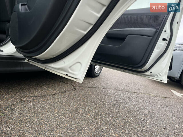 Белый Ниссан Тиида, объемом двигателя 1.5 л и пробегом 91 тыс. км за 7499 $, фото 14 на Automoto.ua