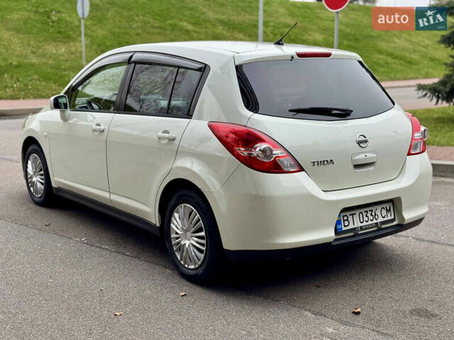 Белый Ниссан Тиида, объемом двигателя 1.5 л и пробегом 91 тыс. км за 7499 $, фото 3 на Automoto.ua