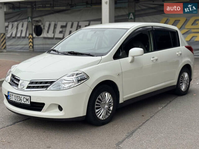 Белый Ниссан Тиида, объемом двигателя 1.5 л и пробегом 91 тыс. км за 7499 $, фото 2 на Automoto.ua
