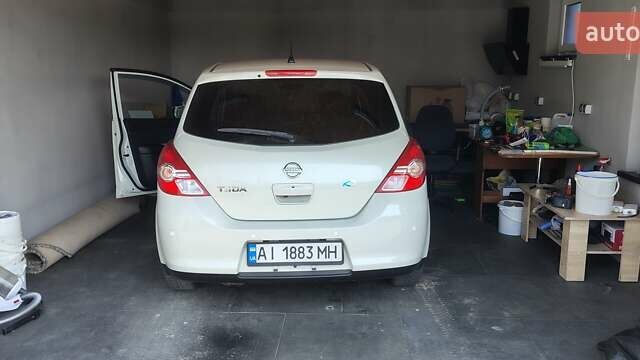 Белый Ниссан Тиида, объемом двигателя 1.5 л и пробегом 159 тыс. км за 8199 $, фото 5 на Automoto.ua