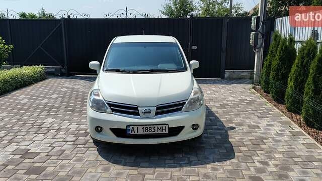 Белый Ниссан Тиида, объемом двигателя 1.5 л и пробегом 159 тыс. км за 8199 $, фото 2 на Automoto.ua