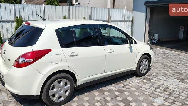 Белый Ниссан Тиида, объемом двигателя 1.5 л и пробегом 159 тыс. км за 8199 $, фото 1 на Automoto.ua