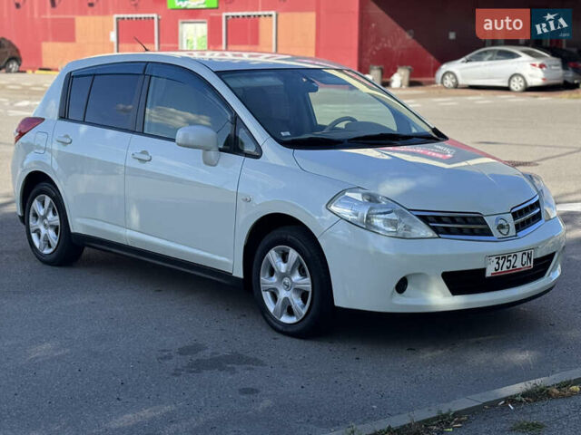 Белый Ниссан Тиида, объемом двигателя 1.5 л и пробегом 46 тыс. км за 8000 $, фото 3 на Automoto.ua