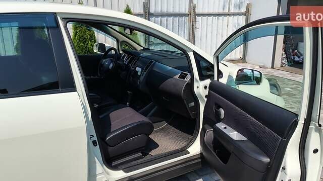 Белый Ниссан Тиида, объемом двигателя 1.5 л и пробегом 159 тыс. км за 8199 $, фото 4 на Automoto.ua