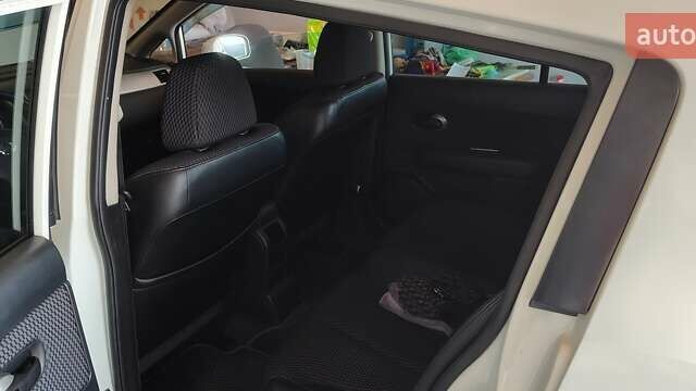 Белый Ниссан Тиида, объемом двигателя 1.5 л и пробегом 159 тыс. км за 8199 $, фото 6 на Automoto.ua