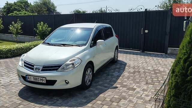 Белый Ниссан Тиида, объемом двигателя 1.5 л и пробегом 159 тыс. км за 8199 $, фото 3 на Automoto.ua