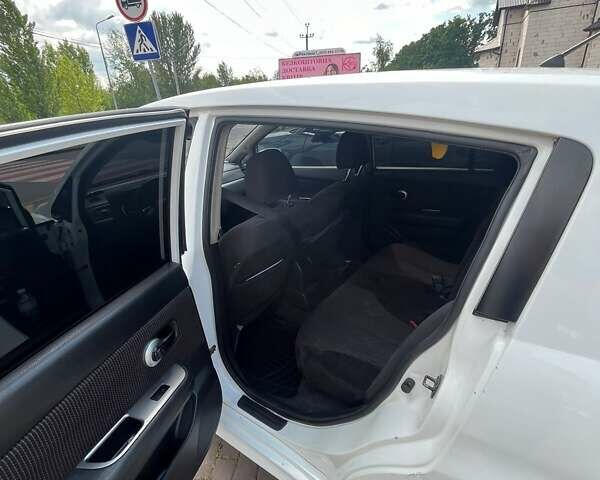 Белый Ниссан Тиида, объемом двигателя 1.6 л и пробегом 200 тыс. км за 6500 $, фото 11 на Automoto.ua