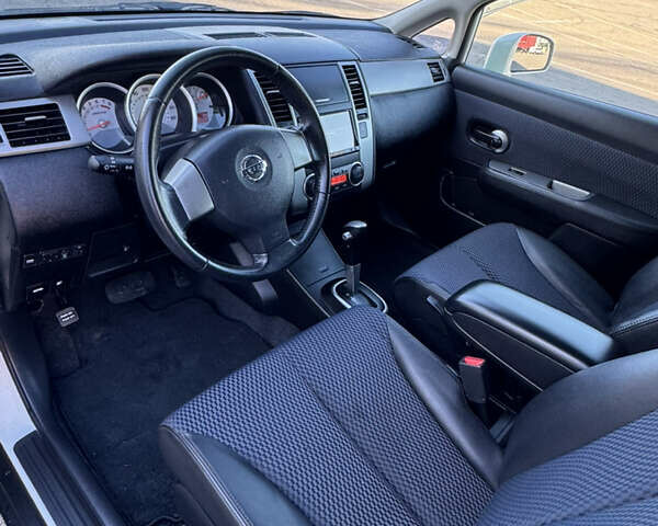 Белый Ниссан Тиида, объемом двигателя 1.5 л и пробегом 35 тыс. км за 8400 $, фото 13 на Automoto.ua