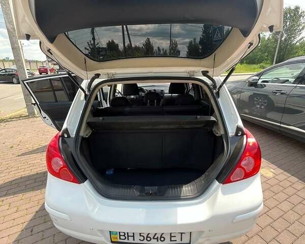 Белый Ниссан Тиида, объемом двигателя 1.6 л и пробегом 200 тыс. км за 6500 $, фото 12 на Automoto.ua