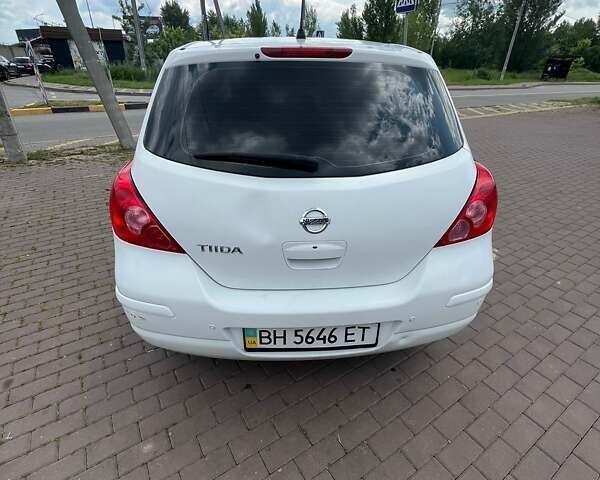 Белый Ниссан Тиида, объемом двигателя 1.6 л и пробегом 200 тыс. км за 6500 $, фото 5 на Automoto.ua