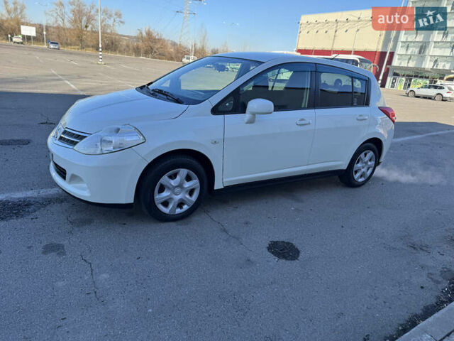 Белый Ниссан Тиида, объемом двигателя 1.5 л и пробегом 35 тыс. км за 8400 $, фото 5 на Automoto.ua