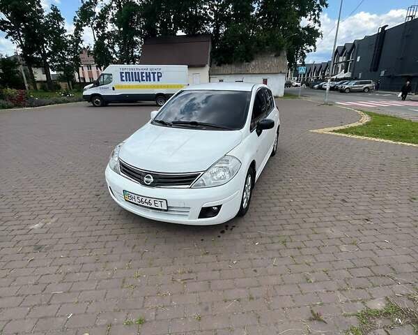 Белый Ниссан Тиида, объемом двигателя 1.6 л и пробегом 200 тыс. км за 6500 $, фото 2 на Automoto.ua