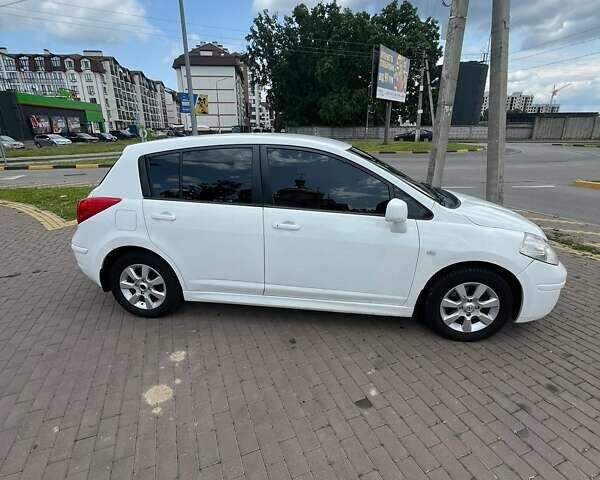 Белый Ниссан Тиида, объемом двигателя 1.6 л и пробегом 200 тыс. км за 6500 $, фото 4 на Automoto.ua
