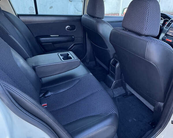 Белый Ниссан Тиида, объемом двигателя 1.5 л и пробегом 35 тыс. км за 8400 $, фото 12 на Automoto.ua