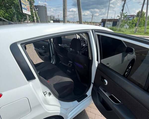 Белый Ниссан Тиида, объемом двигателя 1.6 л и пробегом 200 тыс. км за 6500 $, фото 14 на Automoto.ua