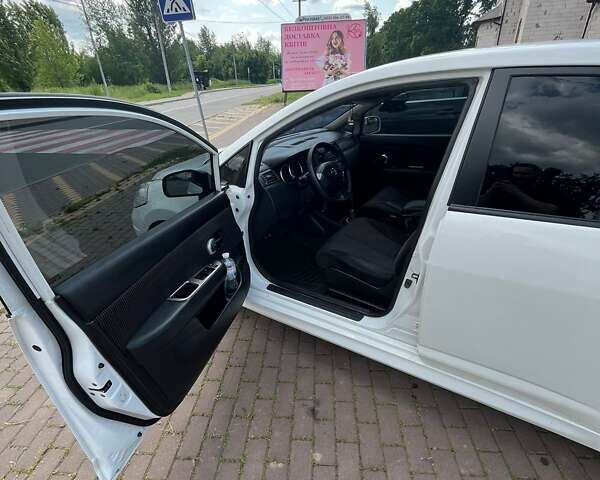 Белый Ниссан Тиида, объемом двигателя 1.6 л и пробегом 200 тыс. км за 6500 $, фото 10 на Automoto.ua