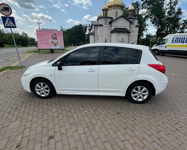 Белый Ниссан Тиида, объемом двигателя 1.6 л и пробегом 200 тыс. км за 6500 $, фото 3 на Automoto.ua