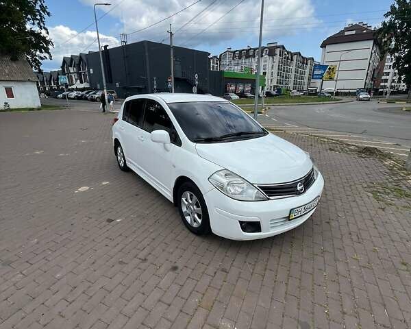 Белый Ниссан Тиида, объемом двигателя 1.6 л и пробегом 200 тыс. км за 6500 $, фото 1 на Automoto.ua