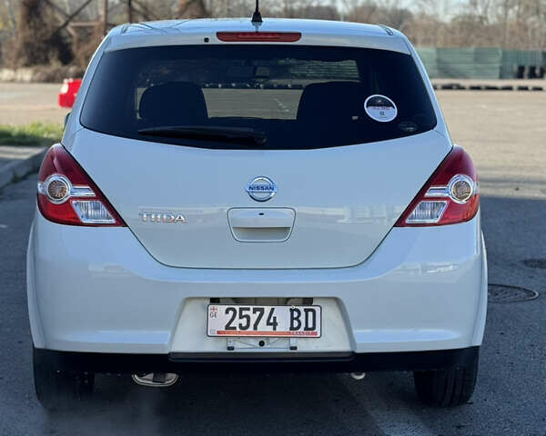 Белый Ниссан Тиида, объемом двигателя 1.5 л и пробегом 35 тыс. км за 8400 $, фото 1 на Automoto.ua