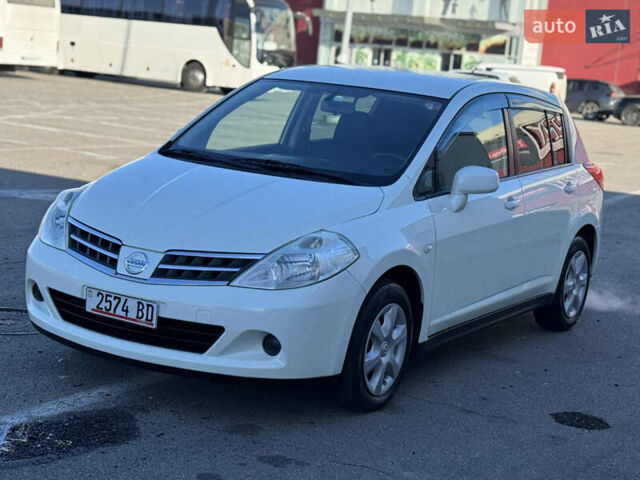 Белый Ниссан Тиида, объемом двигателя 1.5 л и пробегом 35 тыс. км за 8400 $, фото 3 на Automoto.ua
