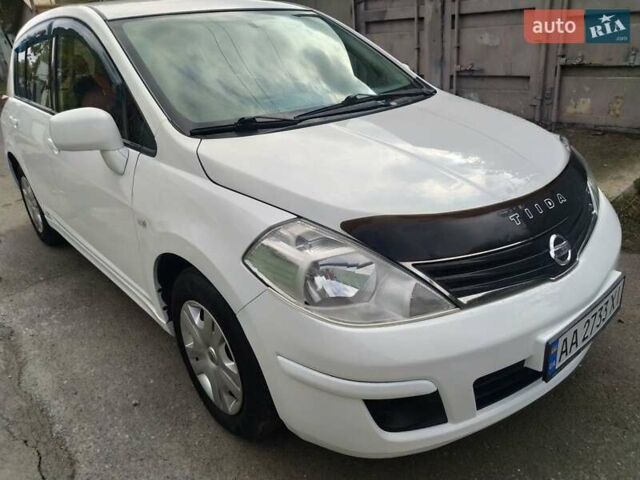 Белый Ниссан Тиида, объемом двигателя 1.6 л и пробегом 142 тыс. км за 6900 $, фото 4 на Automoto.ua