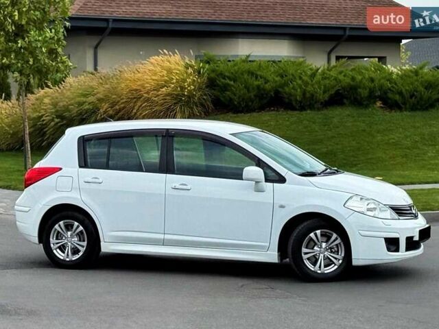 Белый Ниссан Тиида, объемом двигателя 1.6 л и пробегом 75 тыс. км за 8500 $, фото 4 на Automoto.ua
