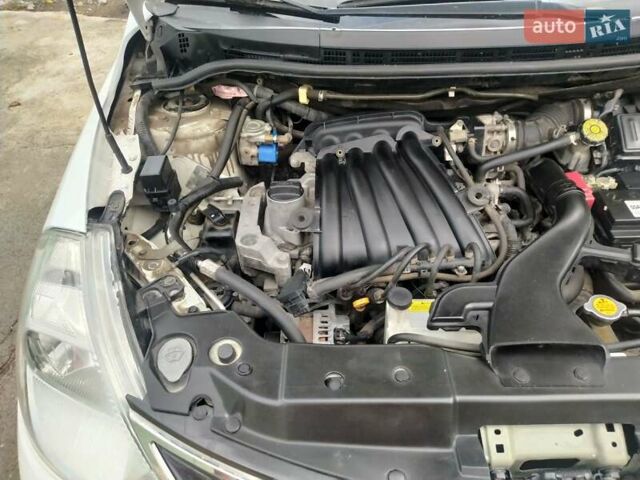 Белый Ниссан Тиида, объемом двигателя 1.6 л и пробегом 142 тыс. км за 6900 $, фото 19 на Automoto.ua