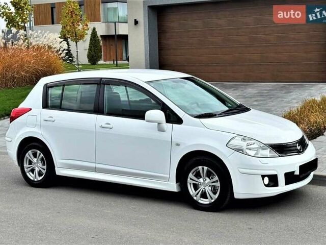 Белый Ниссан Тиида, объемом двигателя 1.6 л и пробегом 75 тыс. км за 8500 $, фото 2 на Automoto.ua