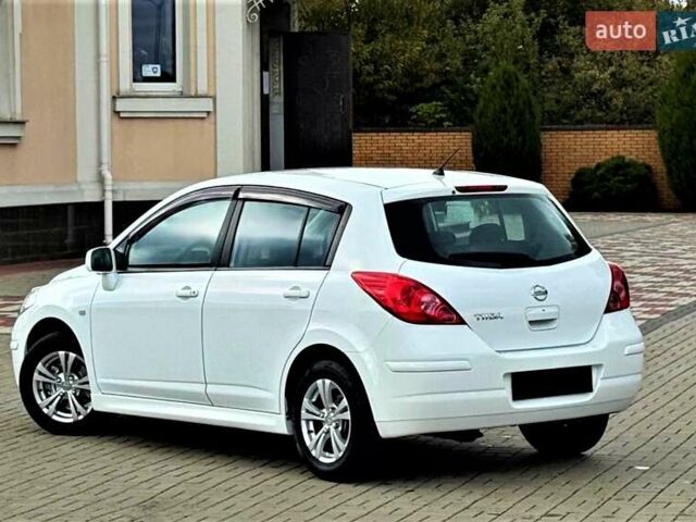 Белый Ниссан Тиида, объемом двигателя 1.6 л и пробегом 74 тыс. км за 8500 $, фото 4 на Automoto.ua