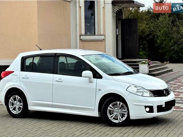 Белый Ниссан Тиида, объемом двигателя 1.6 л и пробегом 74 тыс. км за 8500 $, фото 3 на Automoto.ua