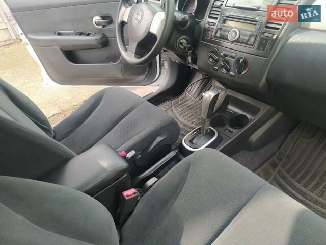 Белый Ниссан Тиида, объемом двигателя 1.6 л и пробегом 142 тыс. км за 6900 $, фото 26 на Automoto.ua