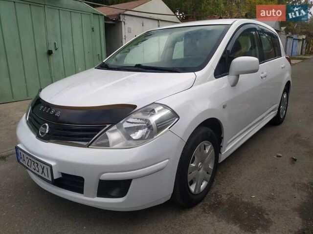 Белый Ниссан Тиида, объемом двигателя 1.6 л и пробегом 142 тыс. км за 6900 $, фото 3 на Automoto.ua