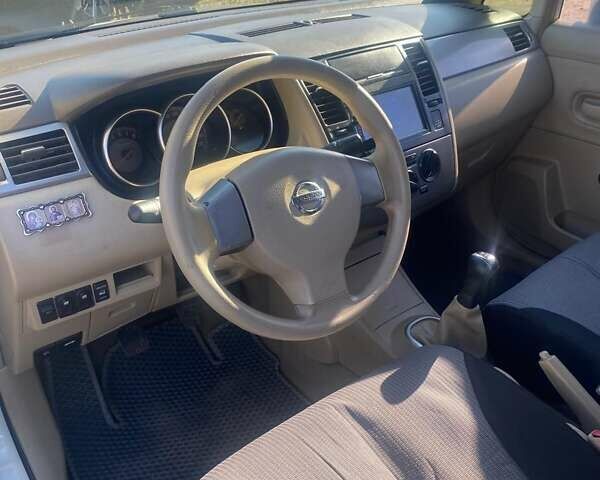 Белый Ниссан Тиида, объемом двигателя 1.6 л и пробегом 190 тыс. км за 4999 $, фото 19 на Automoto.ua