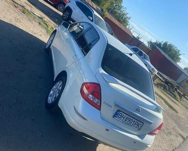 Белый Ниссан Тиида, объемом двигателя 1.6 л и пробегом 190 тыс. км за 4999 $, фото 3 на Automoto.ua