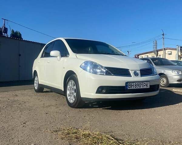 Белый Ниссан Тиида, объемом двигателя 1.6 л и пробегом 190 тыс. км за 4999 $, фото 1 на Automoto.ua