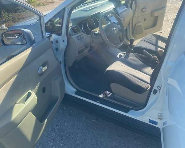 Белый Ниссан Тиида, объемом двигателя 1.6 л и пробегом 190 тыс. км за 4999 $, фото 16 на Automoto.ua