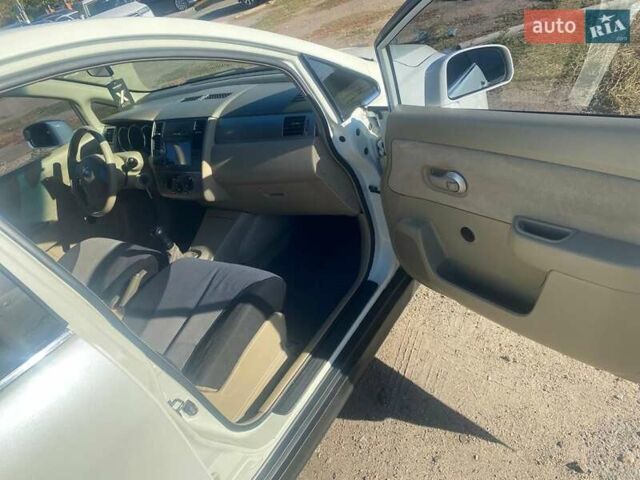 Белый Ниссан Тиида, объемом двигателя 1.6 л и пробегом 190 тыс. км за 4999 $, фото 17 на Automoto.ua