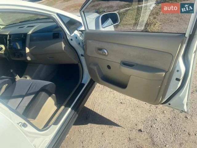 Белый Ниссан Тиида, объемом двигателя 1.6 л и пробегом 190 тыс. км за 4999 $, фото 15 на Automoto.ua