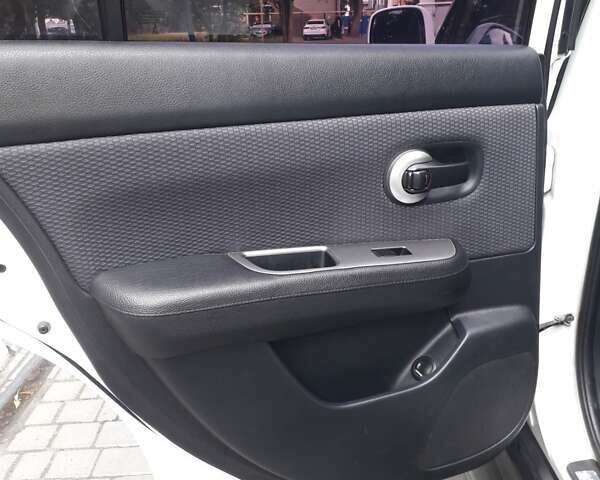 Белый Ниссан Тиида, объемом двигателя 1.8 л и пробегом 144 тыс. км за 5500 $, фото 10 на Automoto.ua