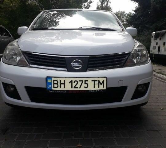 Белый Ниссан Тиида, объемом двигателя 1.8 л и пробегом 145 тыс. км за 6000 $, фото 2 на Automoto.ua