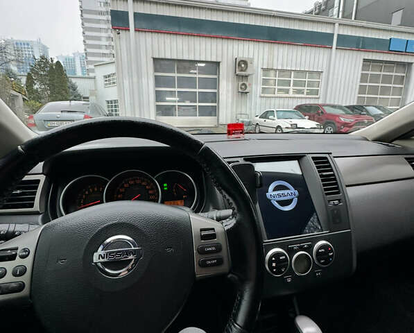 Білий Ніссан Тііда, об'ємом двигуна 1.6 л та пробігом 175 тис. км за 9000 $, фото 2 на Automoto.ua