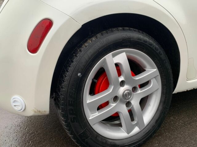 Белый Ниссан Тиида, объемом двигателя 1.8 л и пробегом 195 тыс. км за 6000 $, фото 6 на Automoto.ua