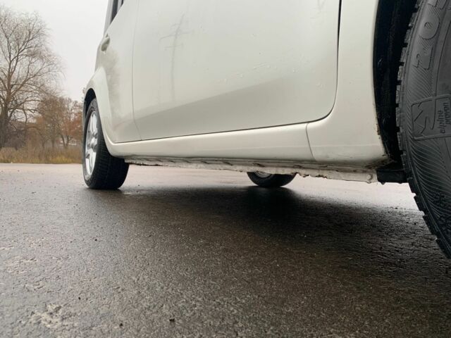 Белый Ниссан Тиида, объемом двигателя 1.8 л и пробегом 195 тыс. км за 6000 $, фото 7 на Automoto.ua