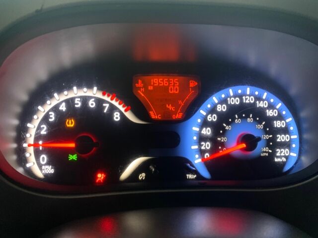 Белый Ниссан Тиида, объемом двигателя 1.8 л и пробегом 195 тыс. км за 6000 $, фото 16 на Automoto.ua