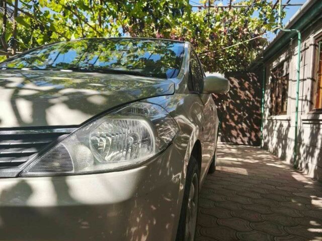 Бежевый Ниссан Тиида, объемом двигателя 1.6 л и пробегом 190 тыс. км за 4800 $, фото 6 на Automoto.ua